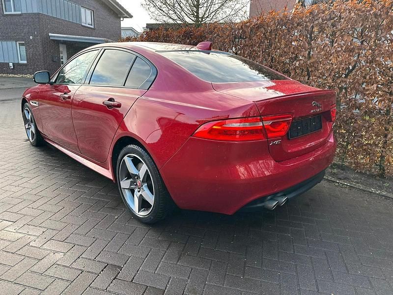 Gebraucht Jaguar XE R-Sport 179 PS (131 kW) 2016 Rot Limousine
