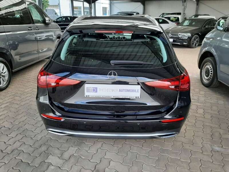 Gebraucht Mercedes C300e 197 PS (144 kW) 2024 Black metallic Kombi