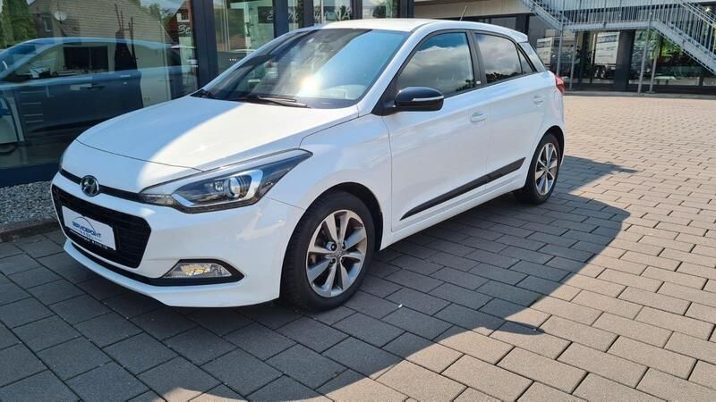 Weiß Gebraucht 2018 Hyundai i20 Passion Plus Kleinwagen | 11.990 € (Etwas zu teuer) - Bild 1/4