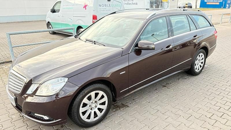 Rot Gebraucht 2010 Mercedes E200 Kombi | 3.700 € (Guter Preis) - Bild 1/4
