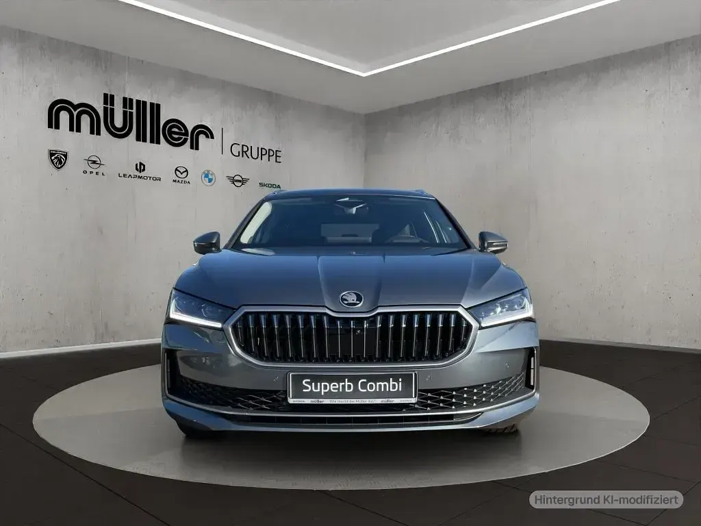 Neu Skoda Superb LAURIN & KLEMENT 204 PS (150 kW) 2025 Grau Kombi