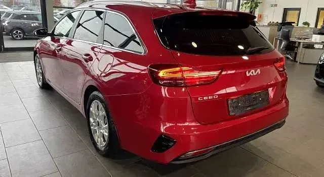 Gebraucht Kia Ceed 140 PS (102 kW) 2025 Rot metallic Kleinwagen