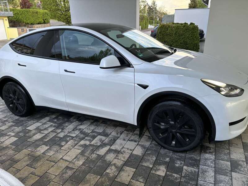 Gebraucht 2023 Tesla Model Y Standard Range SUV | 36.990 € (Etwas zu teuer) - Bild 1/3