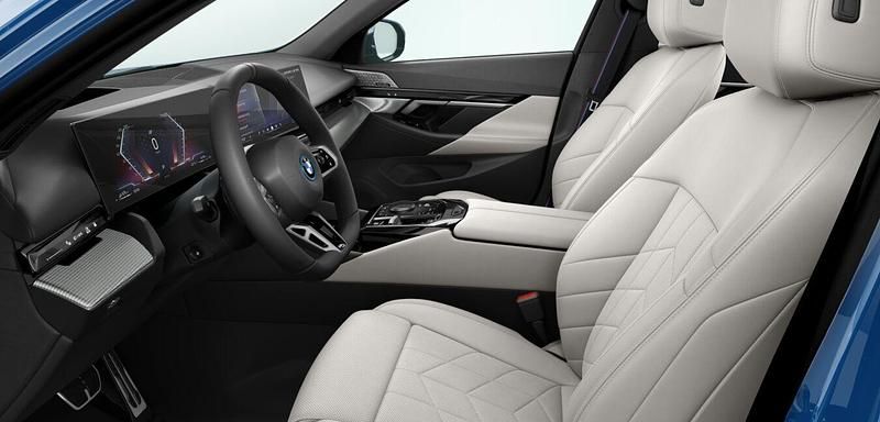 Gebraucht BMW 550e Comfort Edition 489 PS (359 kW) 2025 Blau Kombi