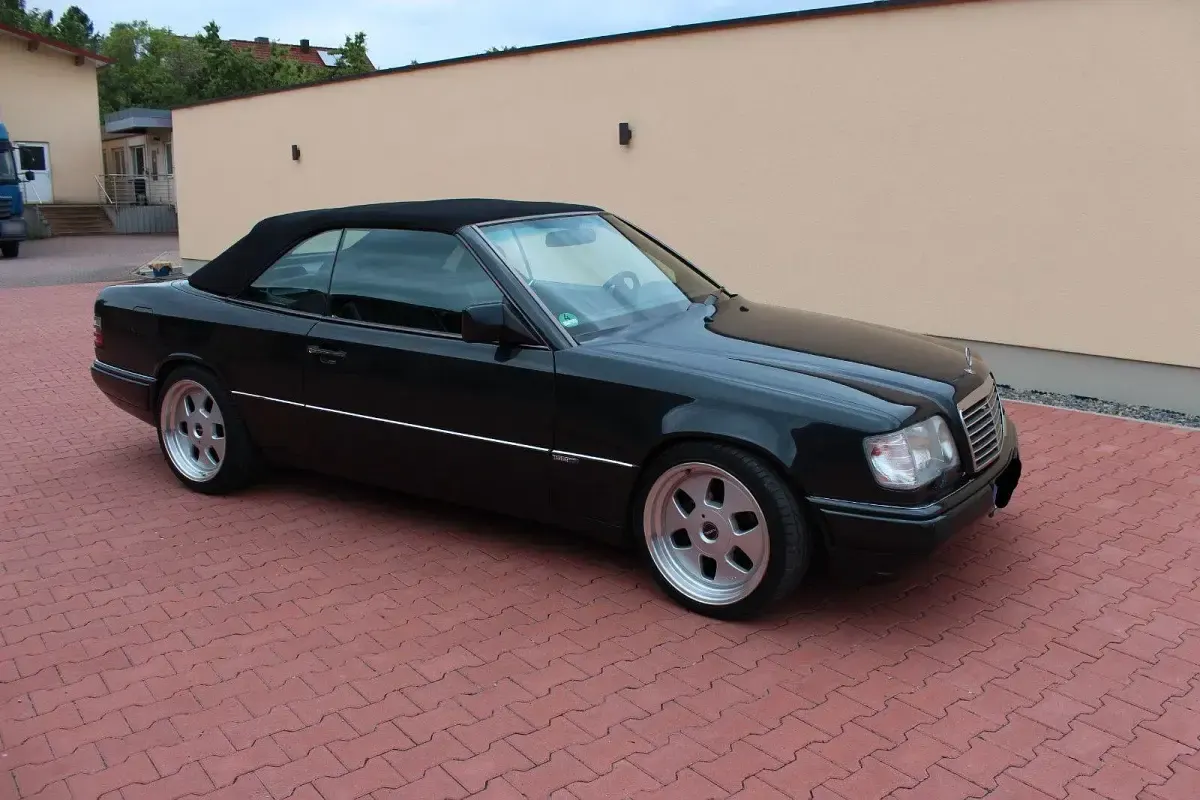 Gebraucht Mercedes E220 150 PS (110 kW) 1995 Schwarz Cabrio