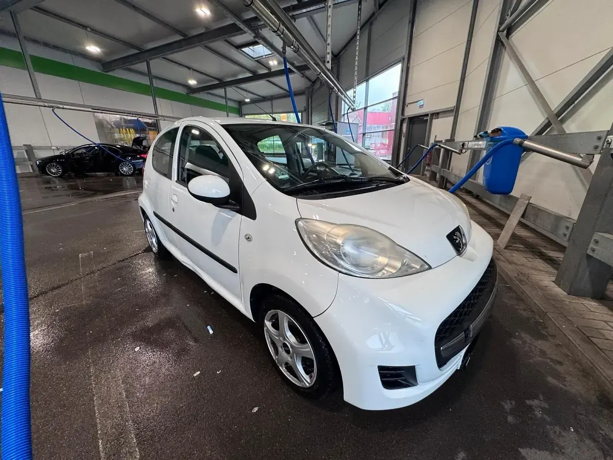 Gebraucht Peugeot 107 68 PS (50 kW) 2011 Weiß Kleinwagen