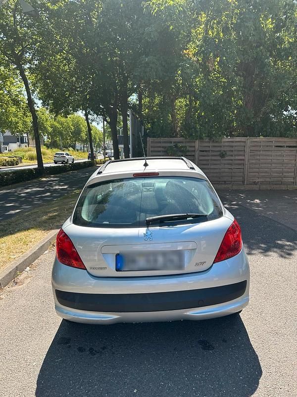 Gebraucht Peugeot 207 72 PS (52 kW) 2009 Silber Kleinwagen