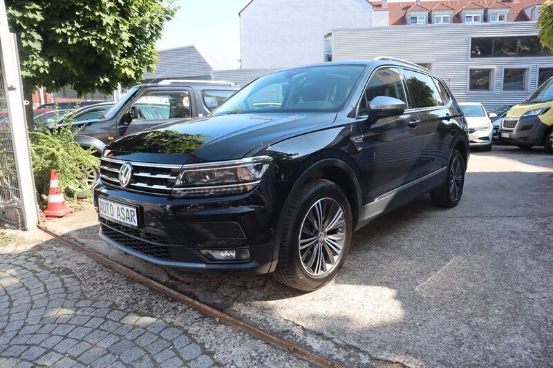 Deep black perleffekt Gebraucht 2021 VW Tiguan Allspace Comfortline SUV | 31.480 € (Fairer Preis) - Bild 1/4