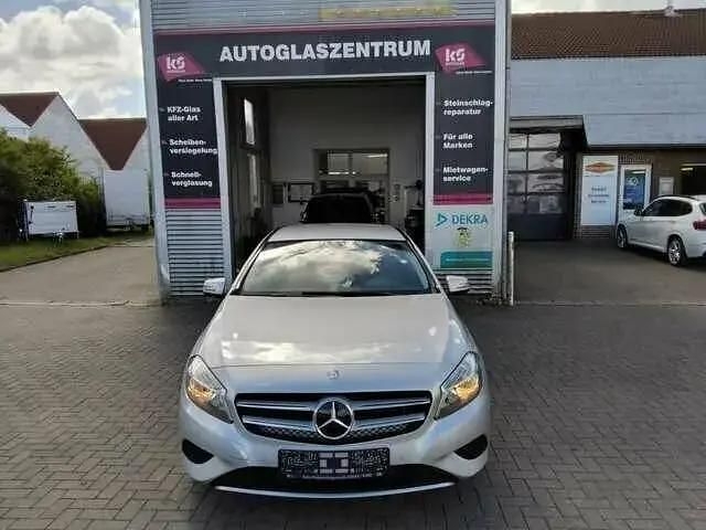 Gebraucht Mercedes A180 122 PS (89 kW) 2014 Polarsilber  metalliclack (grau) Limousine