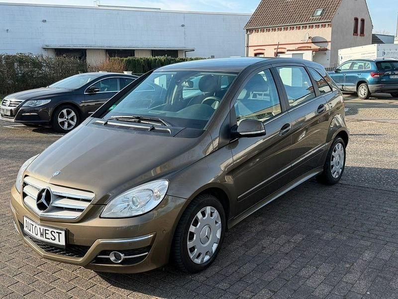 Braun Gebraucht 2011 Mercedes 180 Limousine | 5.950 € (Superpreis) - Bild 1/4