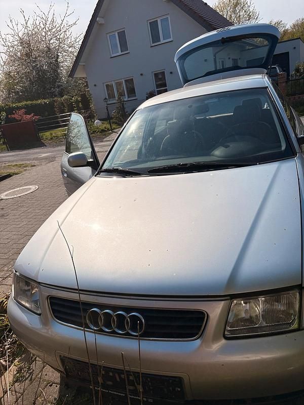 Usata Audi A3 101 CV (74 kW) 1999 Argento Utilitaria
