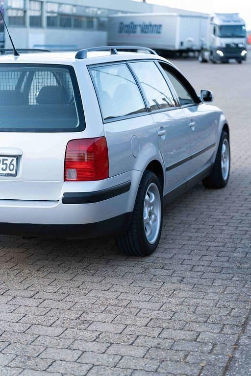 Silber Gebraucht 2000 VW Passat Comfortline Kombi | 1.500 € (Etwas zu teuer) - Bild 1/4
