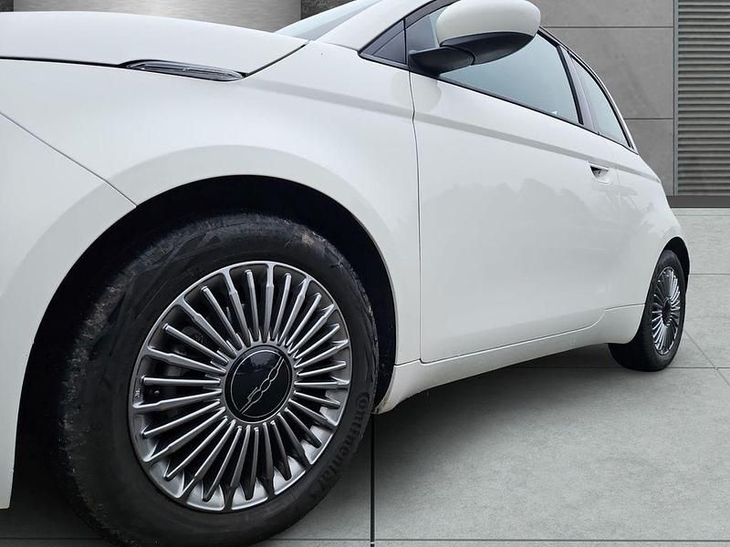 Gebraucht Fiat 500e Basis 86 kW (118 PS) 2023 Arktis weiß Kleinwagen