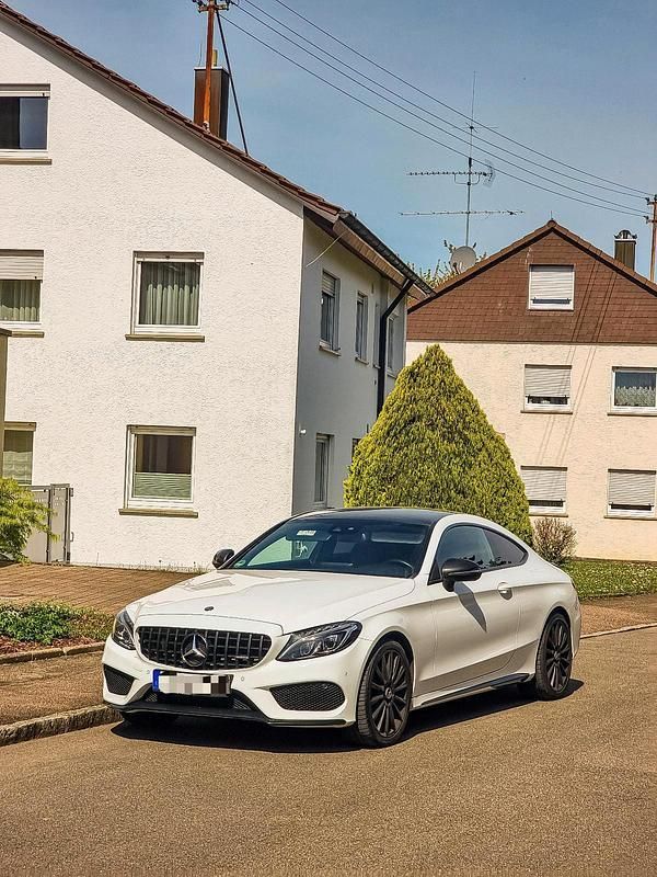 Weiß Gebraucht 2017 Mercedes C300 AMG line Coupé | 19.900 € (Fairer Preis) - Bild 1/4