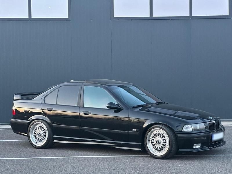Second-hand BMW 320 150 CP (110 kW) 1992 Negru Berlinǎ