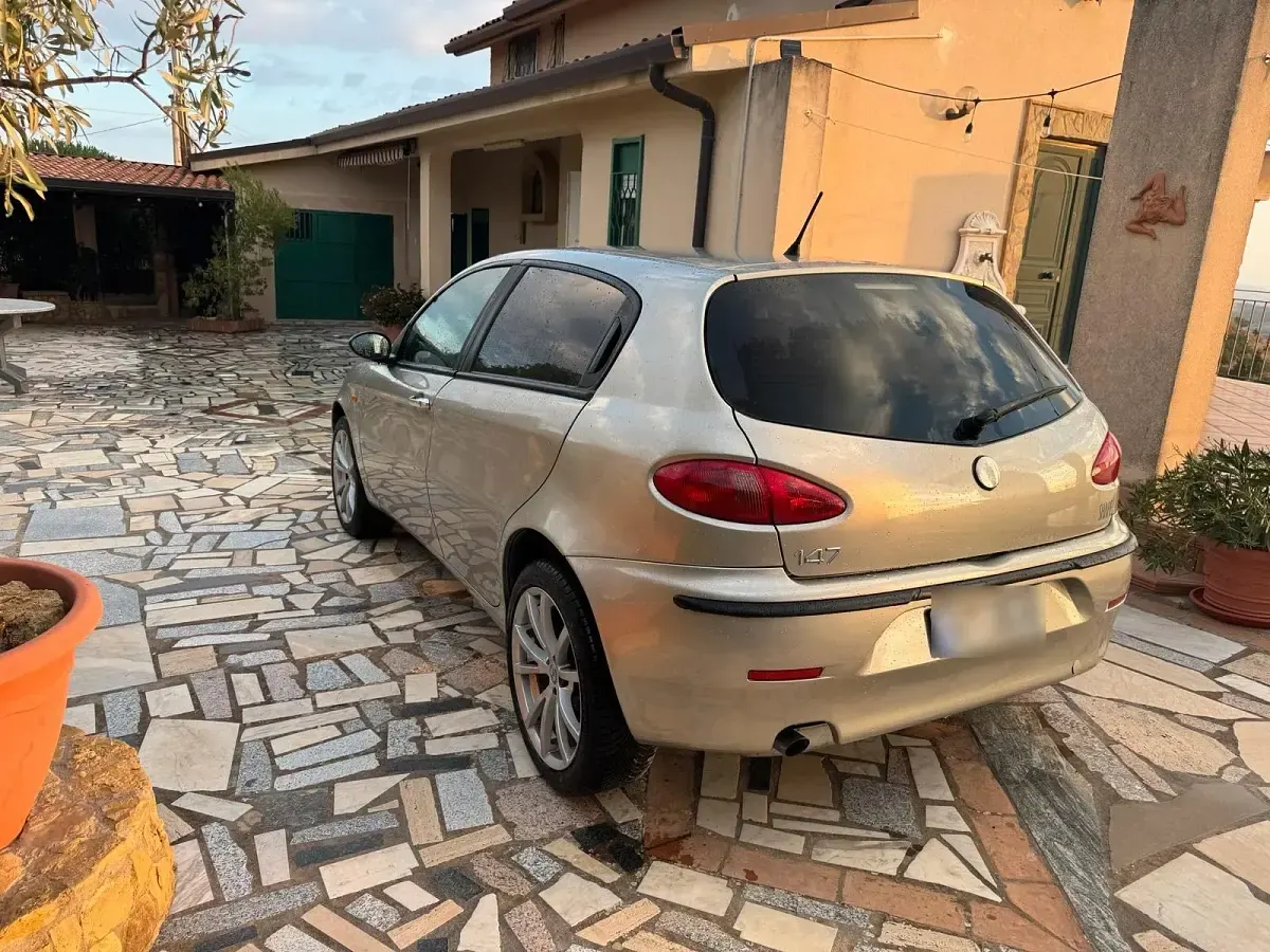 Gebraucht Alfa Romeo 147 105 PS (77 kW) 2004 Gold Kleinwagen