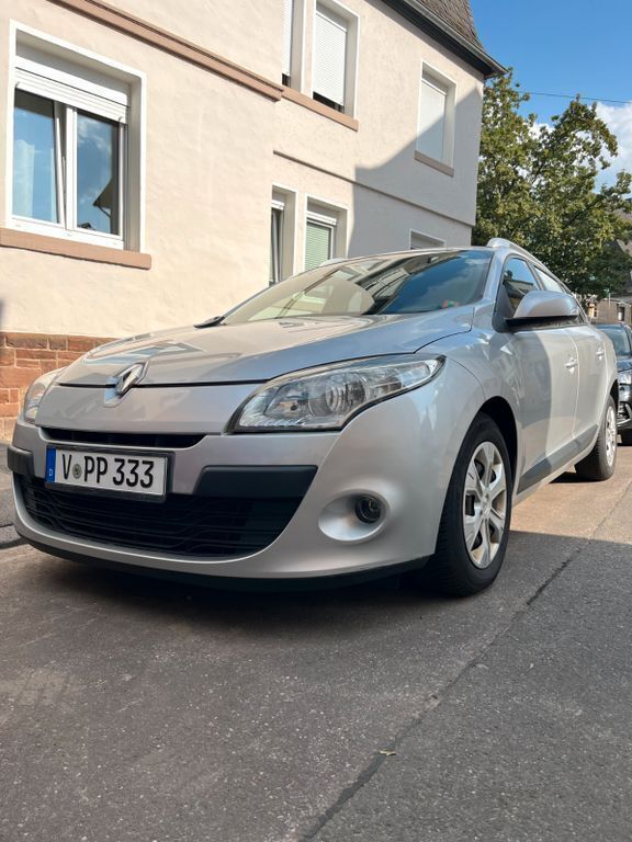 Silber Gebraucht 2012 Renault Mégane III Limousine | 2.500 € (Superpreis) - Bild 1/4