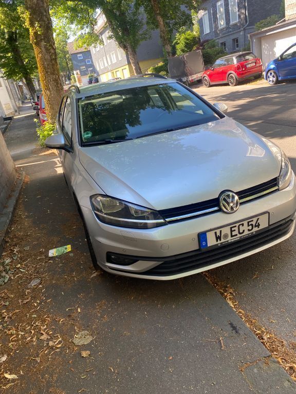 Silber Gebraucht 2019 VW Golf VII Comfortline Kombi | 15.800 € (Fairer Preis) - Bild 1/4