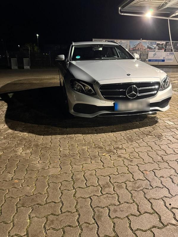 Grau Gebraucht 2020 Mercedes E220 Kombi | 26.200 € (Guter Preis) - Bild 1/4
