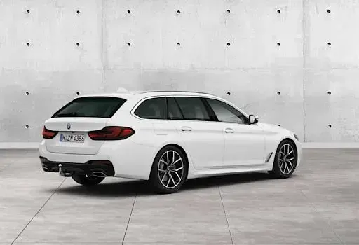 Gebraucht BMW 530 M Sport 286 PS (210 kW) 2023 Weiß Kombi