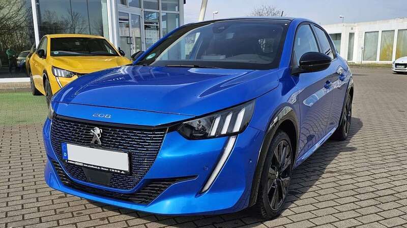 Vertigo blau perleffekt Gebraucht 2023 Peugeot e-208 GT Kleinwagen | 27.989 € - Bild 1/4