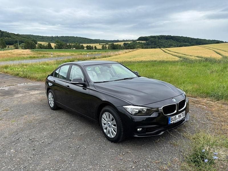 Schwarz Gebraucht 2016 BMW 318 Limousine | 16.400 € (Fairer Preis) - Bild 1/4