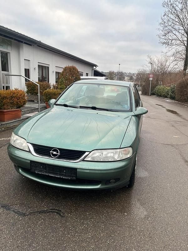 Grün Gebraucht 1999 Opel Vectra Limousine | 2.300 € (Fairer Preis) - Bild 1/4