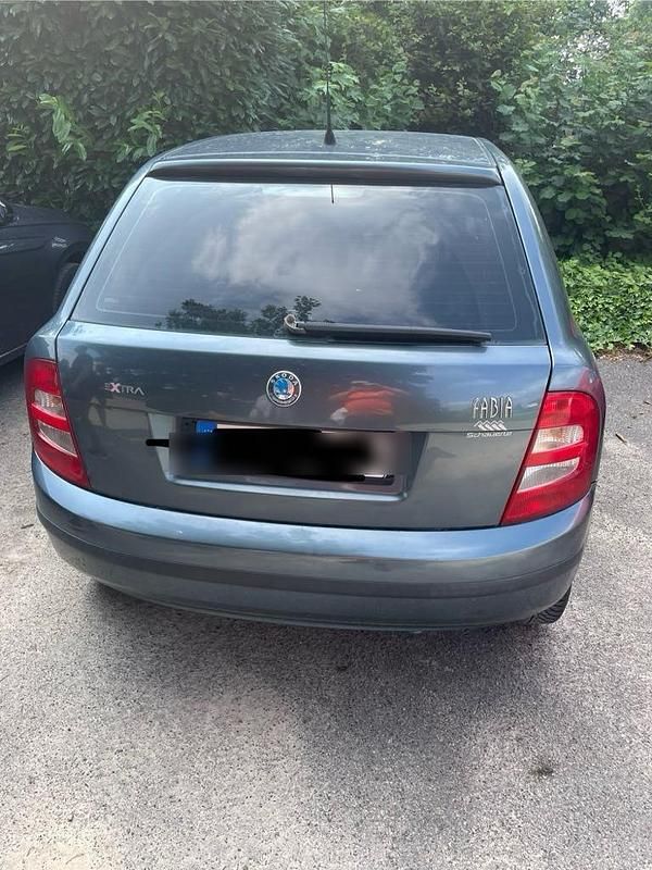 Grau Gebraucht 2004 Skoda Fabia Kleinwagen | 500 € (Superpreis) - Bild 1/4