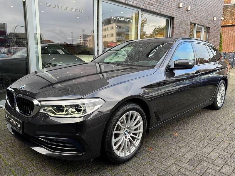 Grau Gebraucht 2019 BMW 520 Sport Line Limousine | 20.900 € (Guter Preis) - Bild 1/4