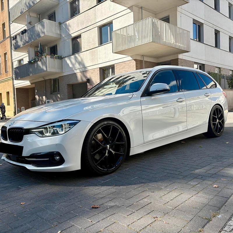 Weiß Gebraucht 2016 BMW 320 Sport Line Kombi | 11.500 € (Fairer Preis) - Bild 1/4