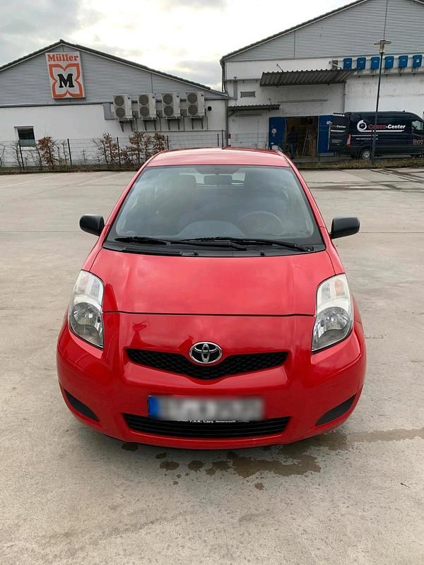 Rot Gebraucht 2009 Toyota Yaris Limousine | 999 € (Superpreis) - Bild 1/4
