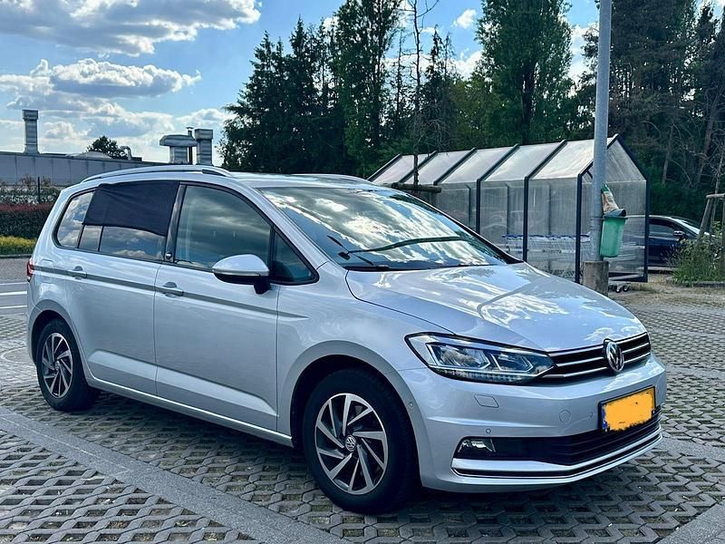Grau Gebraucht 2017 VW Touran Sound Van / Kleinbus | 18.000 € (Etwas zu teuer) - Bild 1/4