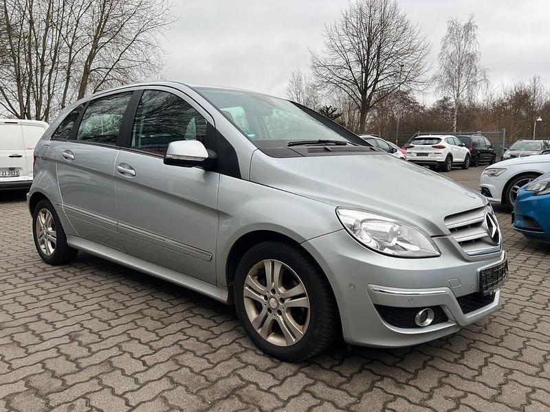 Gebraucht Mercedes B180 109 PS (80 kW) 2011 Silber Van / Kleinbus