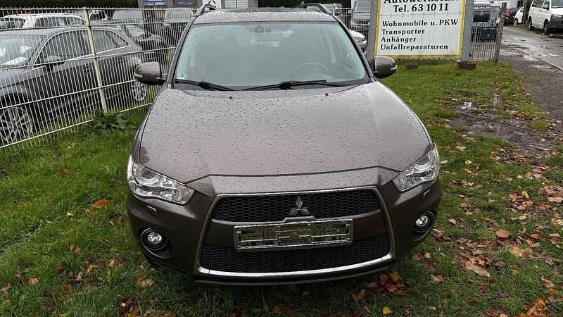 Grau Gebraucht 2011 Mitsubishi Outlander Intense SUV | 7.699 € (Fairer Preis) - Bild 1/4