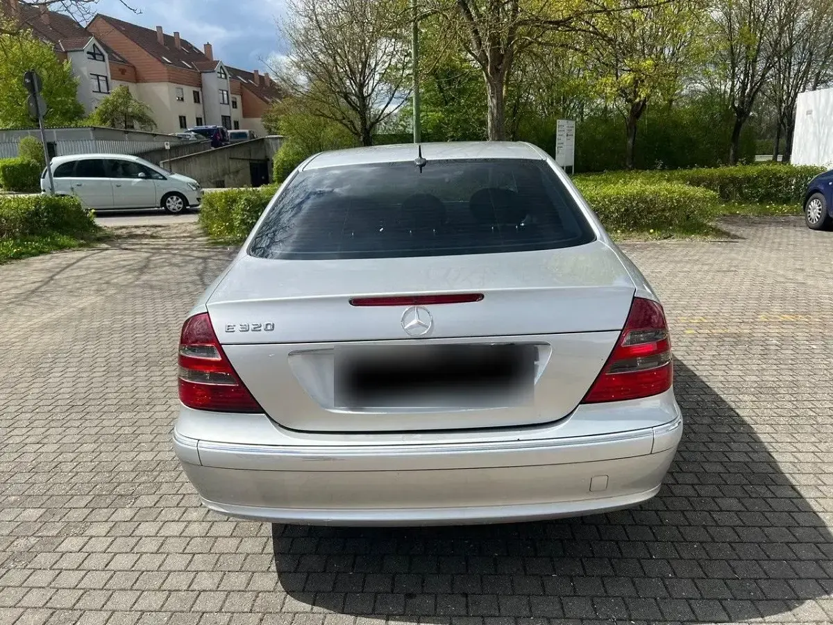 Brugt Mercedes E320 Avantgarde 204 HK (150 kW) 2004 Sølv Sedan