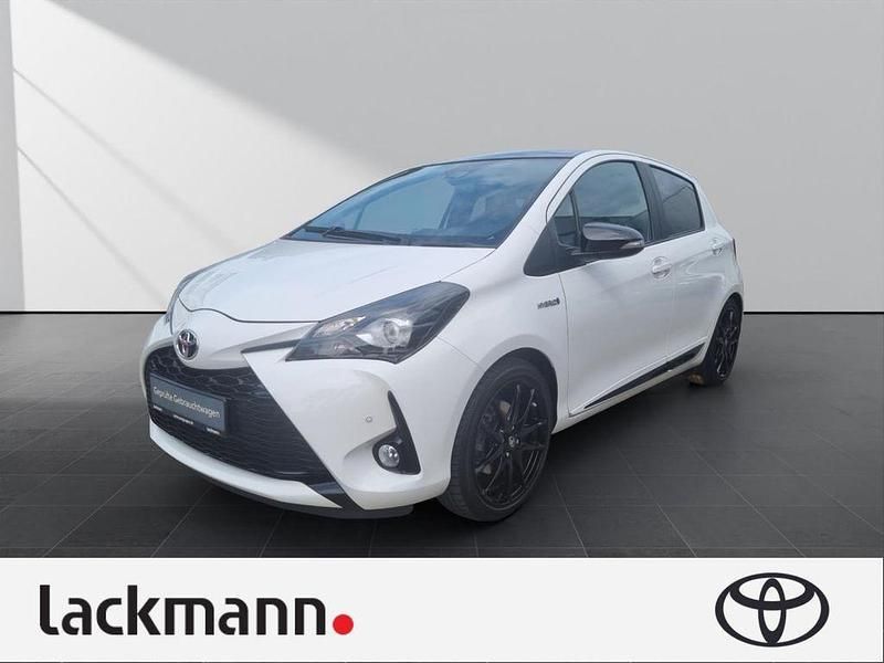 Weiss Gebraucht 2019 Toyota Yaris Hybrid Sport Limousine | 16.890 € (Fairer Preis) - Bild 1/4