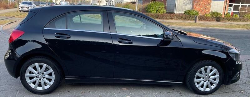 Gebraucht Mercedes A180 122 PS (89 kW) 2012 Schwarz Limousine