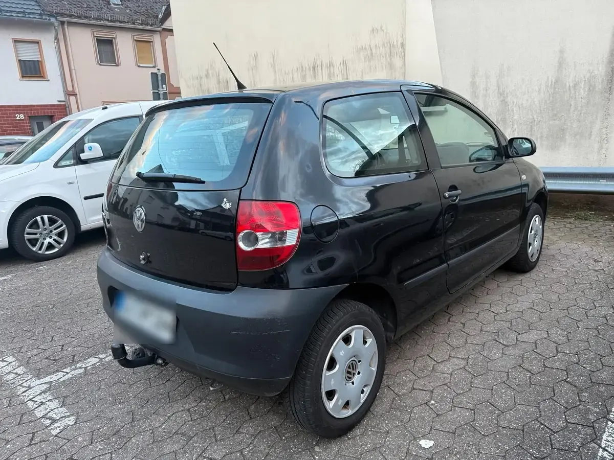 Second-hand VW Fox 65 CP (47 kW) 2006 Negru Hatchback