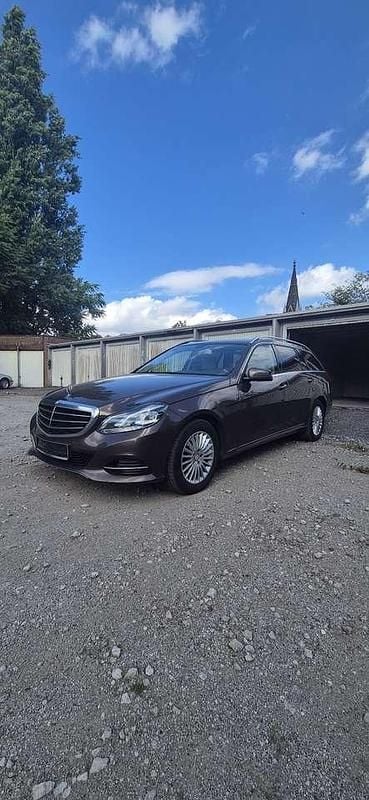 Braun Gebraucht 2015 Mercedes E200 Elegance Kombi | 10.900 € (Fairer Preis) - Bild 1/4