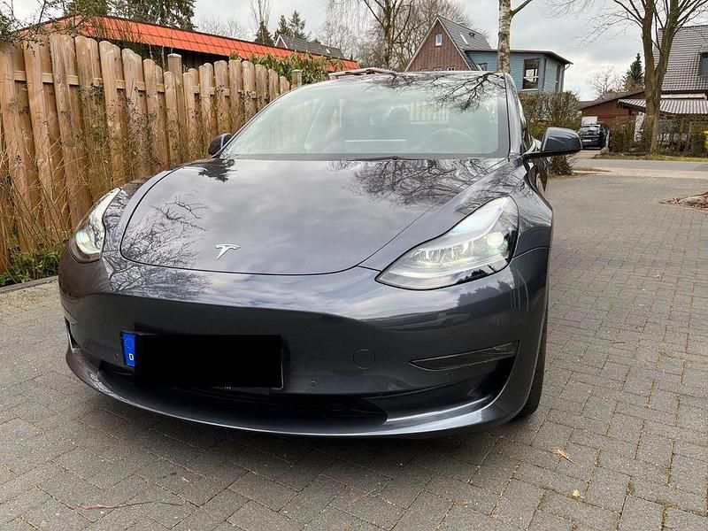 Grau Gebraucht 2022 Tesla Model 3 Long Range AWD Limousine | 29.000 € (Fairer Preis) - Bild 1/4