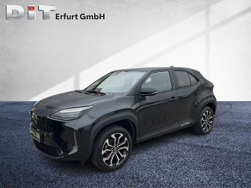 Black mica / ink Gebraucht 2022 Toyota Yaris Cross Team SUV | 22.790 € (Fairer Preis) - Bild 1/4
