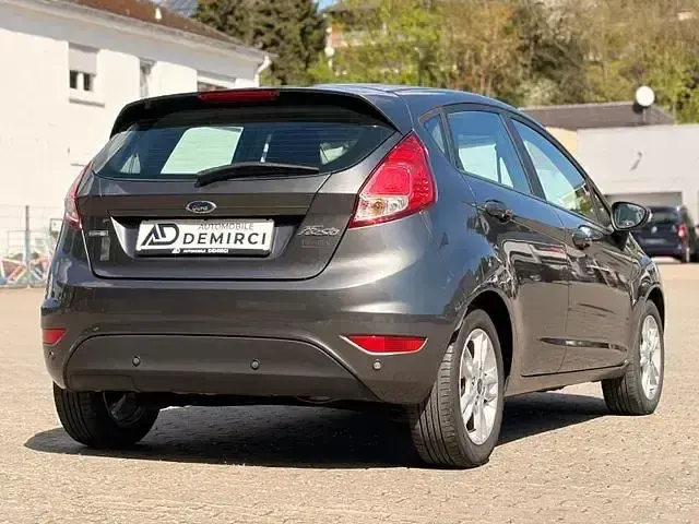 Gebraucht Ford Fiesta Celebration 150 PS (110 kW) 2016 Grau Kleinwagen