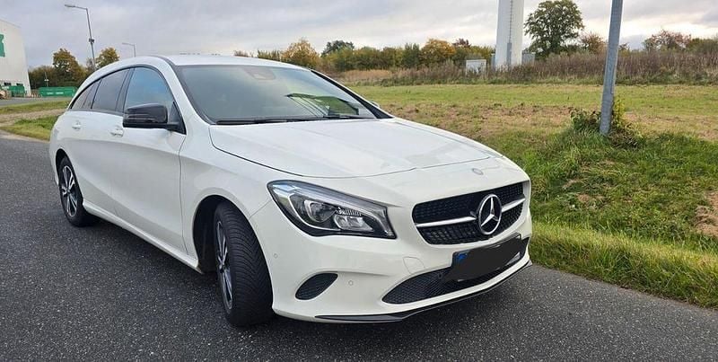 Weiß Gebraucht 2016 Mercedes CLA180 Shooting Brake Urban Kombi | 12.900 € (Guter Preis) - Bild 1/4