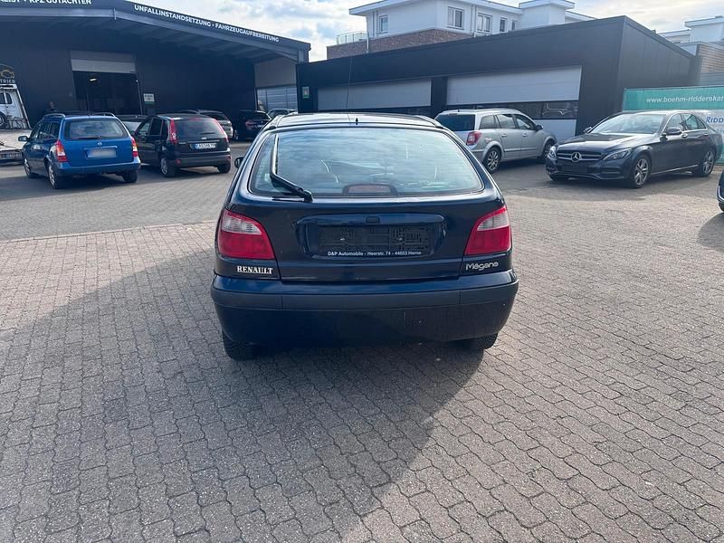Gebraucht Renault Mégane 95 PS (69 kW) 2000 Blau Kleinwagen