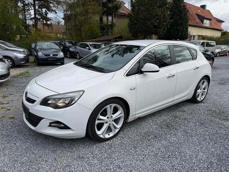 Gebraucht Opel Astra Edition 131 PS (96 kW) 2012 Weiß Limousine