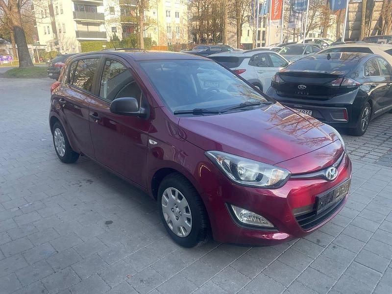 Gebraucht Hyundai i20 Edition 86 PS (63 kW) 2014 Wine red / mic Kleinwagen
