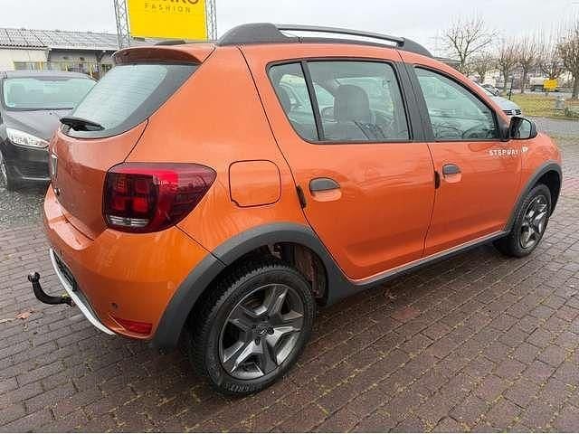 Gebraucht Dacia Sandero Stepway 90 PS (66 kW) 2017 Orangefarben ocre SUV