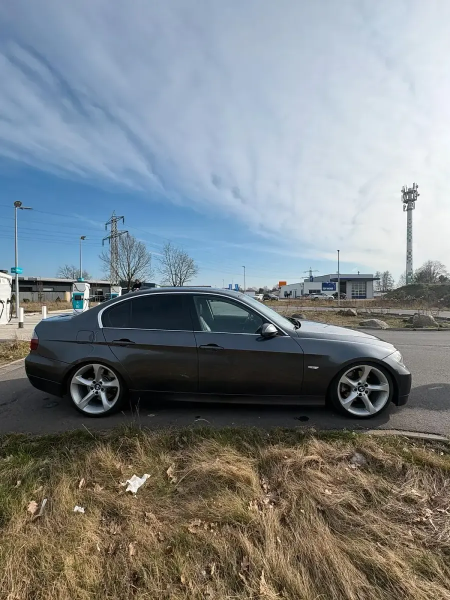 Gebraucht BMW 325 197 PS (144 kW) 2007 Grau Limousine