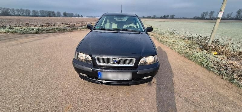 Schwarz Gebraucht 2002 Volvo V40 Kombi | 2.700 € (Fairer Preis) - Bild 1/4