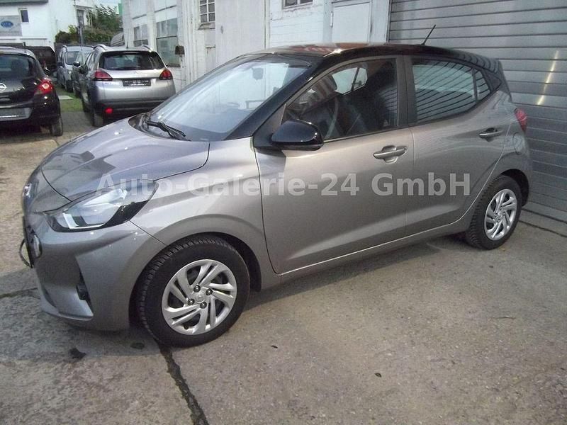 Gebraucht Hyundai i10 Trend 84 PS (61 kW) 2022 Silber Kleinwagen